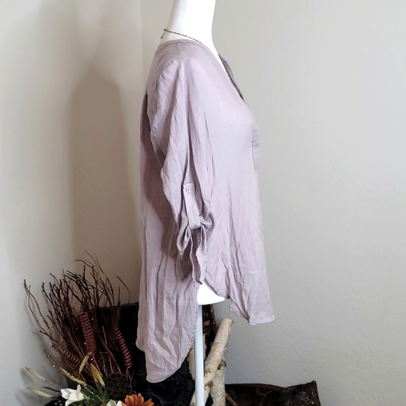 **SOLD** Lightweight V-Neck High Low Beach Shirt - Picture 3 of 4